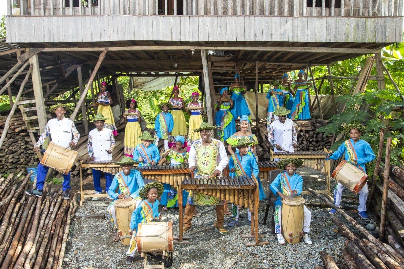 Niños tocando instrumentos del Pacífico